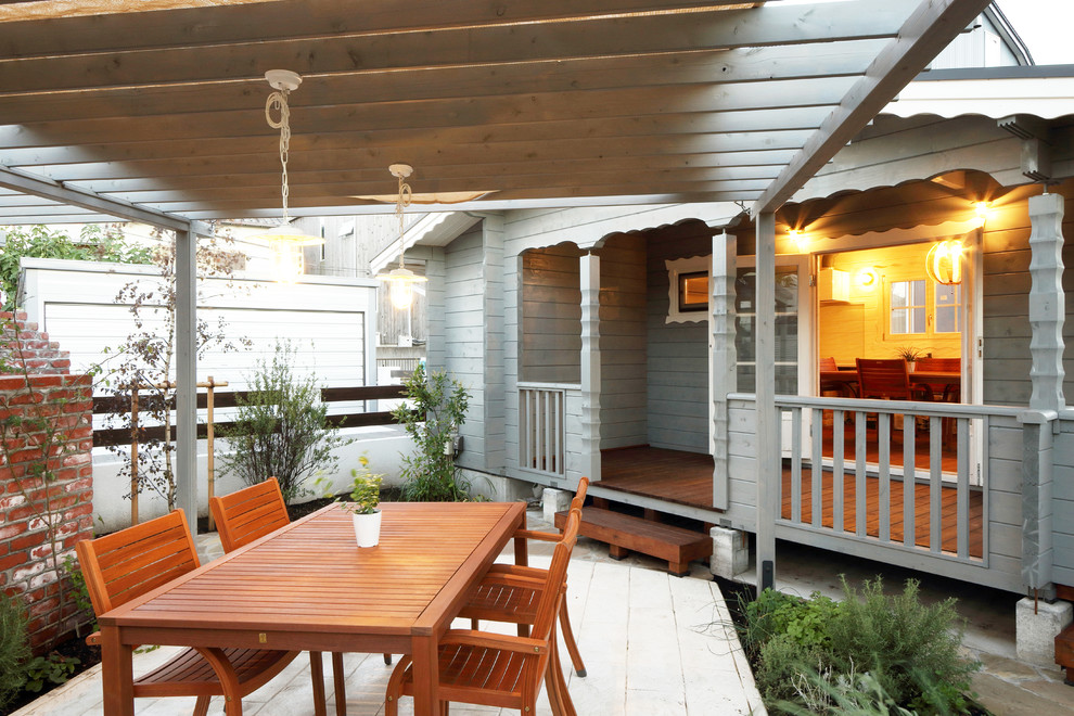 Свежая идея для дизайна: пергола во дворе частного дома в морском стиле - отличное фото интерьера