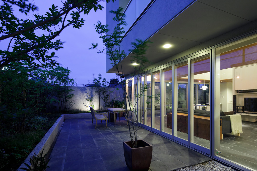 Design ideas for a modern patio in Tokyo.