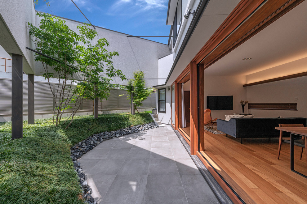 This is an example of a modern patio in Nagoya with no cover.