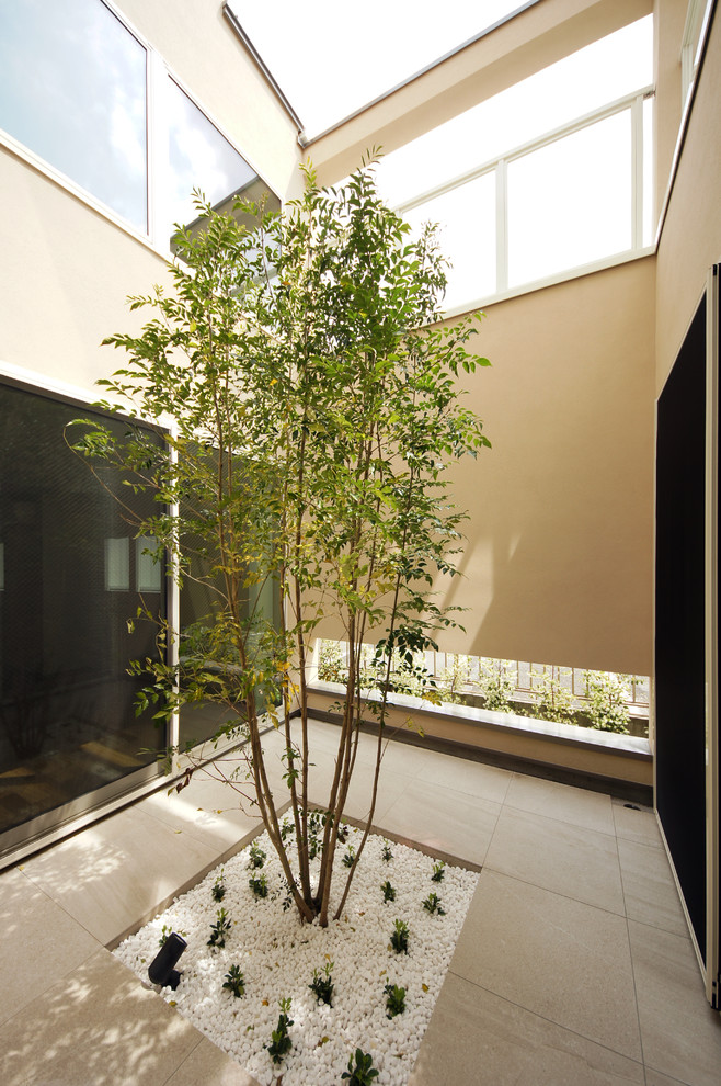 Inspiration for a modern courtyard patio remodel in Tokyo with no cover