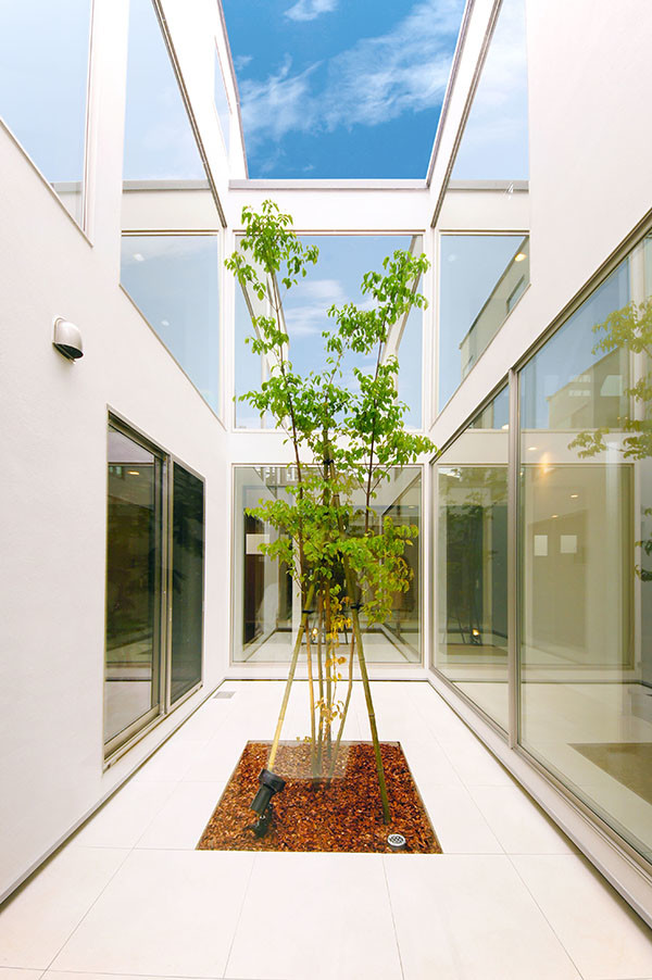 На фото: двор среднего размера на внутреннем дворе в стиле модернизм с покрытием из плитки с