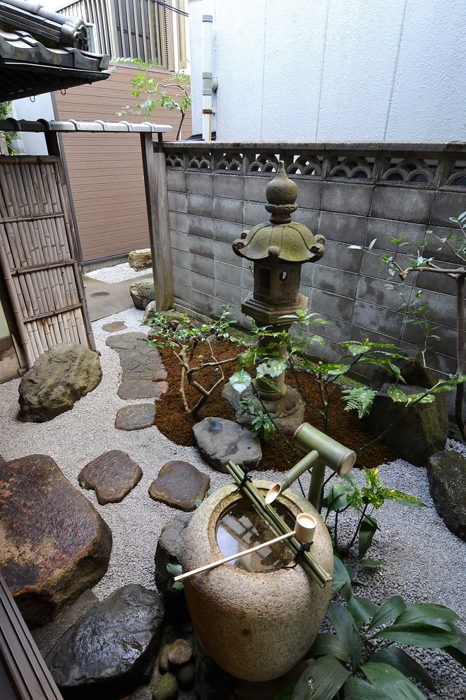 京都にある和風のおしゃれなテラス・中庭 (天然石敷き、日よけなし) の写真