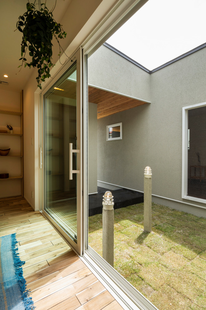Стильный дизайн: маленький двор на внутреннем дворе в стиле рустика без защиты от солнца для на участке и в саду - последний тренд
