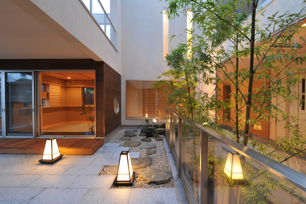 Идея дизайна: двор среднего размера на внутреннем дворе в восточном стиле с летней кухней и покрытием из плитки без защиты от солнца