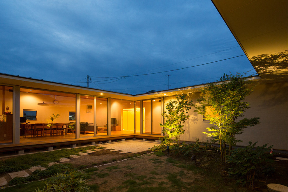 Großes, Überdachtes Country Patio mit Gemüsegarten im Innenhof mit Natursteinplatten in Sonstige