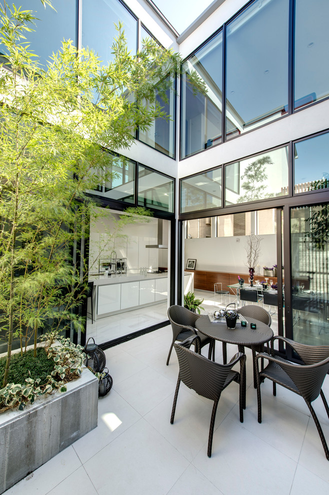 Foto de patio contemporáneo de tamaño medio sin cubierta en patio con cocina exterior y suelo de baldosas