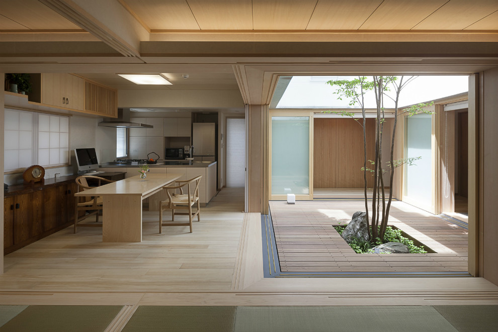 Inspiration for a courtyard patio remodel in Tokyo with decking and no cover