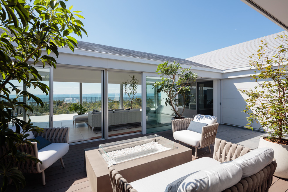 Стильный дизайн: двор на внутреннем дворе в морском стиле без защиты от солнца - последний тренд
