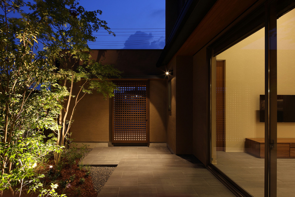 На фото: большой двор на внутреннем дворе в стиле модернизм с покрытием из плитки и навесом с