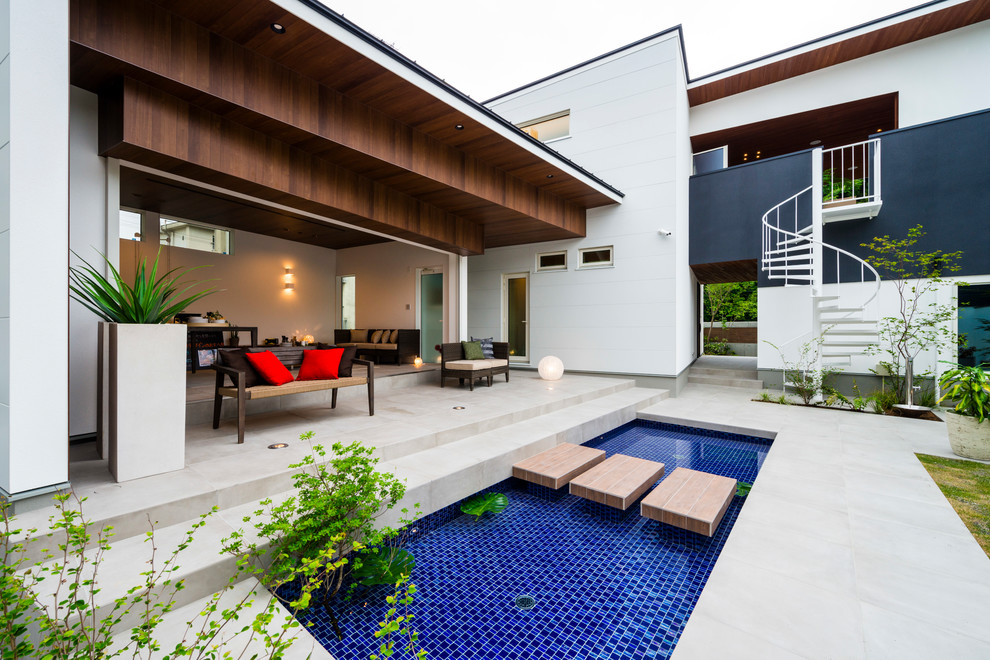 Inspiration pour une terrasse asiatique avec une cour et une extension de toiture.