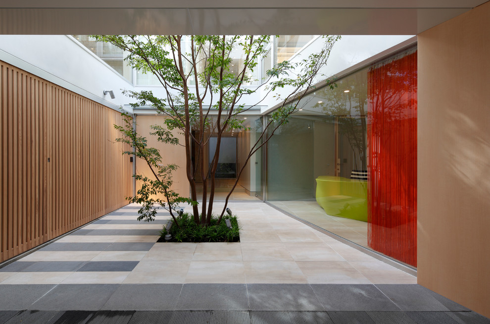 Идея дизайна: двор на внутреннем дворе в стиле модернизм с покрытием из плитки