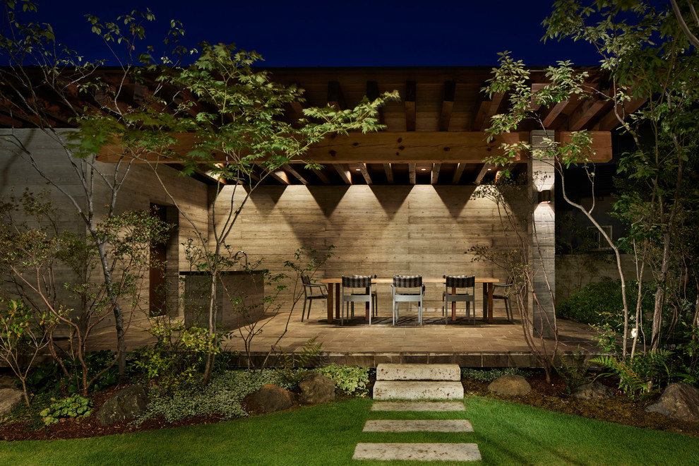 Inspiration pour une terrasse asiatique avec une cuisine d'été, des pavés en béton et une extension de toiture.
