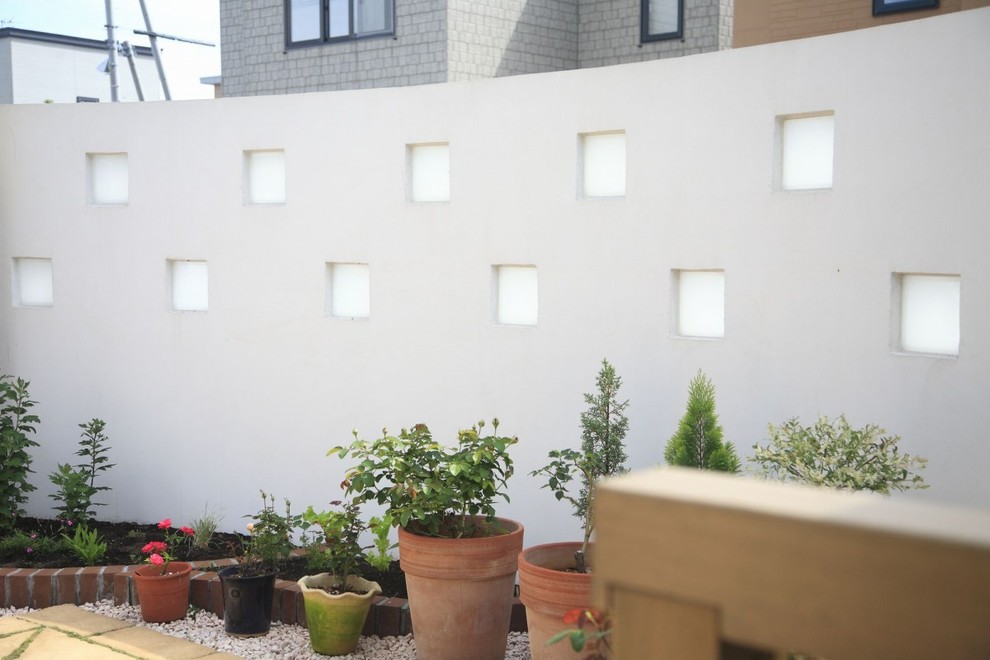 Esempio di un patio o portico chic di medie dimensioni e in cortile con pavimentazioni in cemento