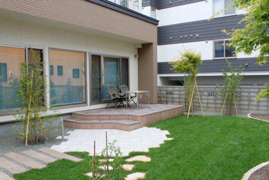 Design ideas for a modern patio in Sapporo with concrete slabs.