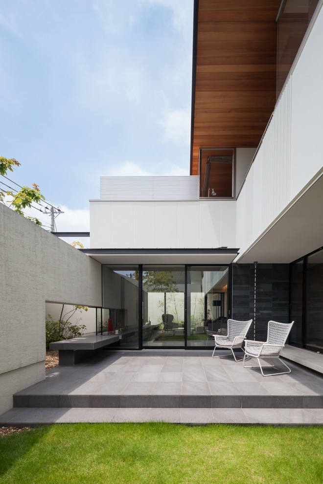 Imagen de patio moderno sin cubierta en patio lateral con adoquines de piedra natural