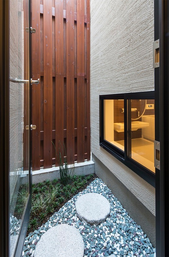 Immagine di un piccolo patio o portico minimalista in cortile con ghiaia