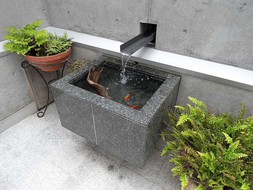 Unbedeckter Moderner Patio im Innenhof mit Wasserspiel und Natursteinplatten in Tokio