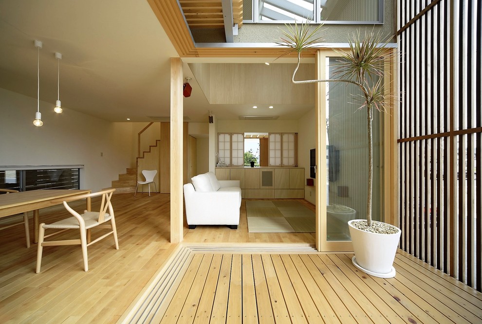 Réalisation d'une terrasse en bois minimaliste avec une cour et une extension de toiture.