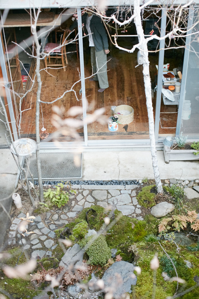 東京都下にあるコンテンポラリースタイルのおしゃれな中庭のテラス (アウトドアキッチン) の写真