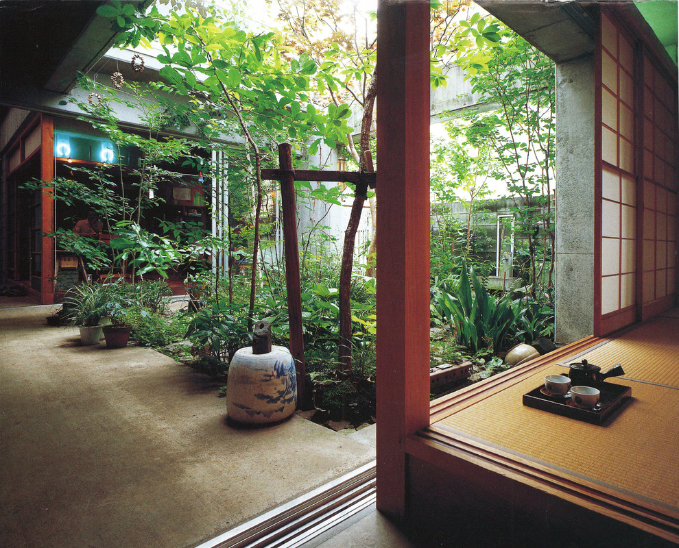 На фото: двор на внутреннем дворе в восточном стиле без защиты от солнца с