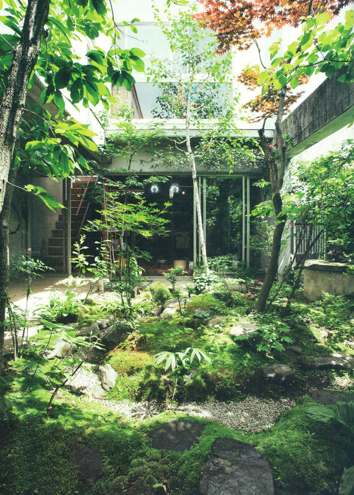 На фото: двор на внутреннем дворе в восточном стиле без защиты от солнца