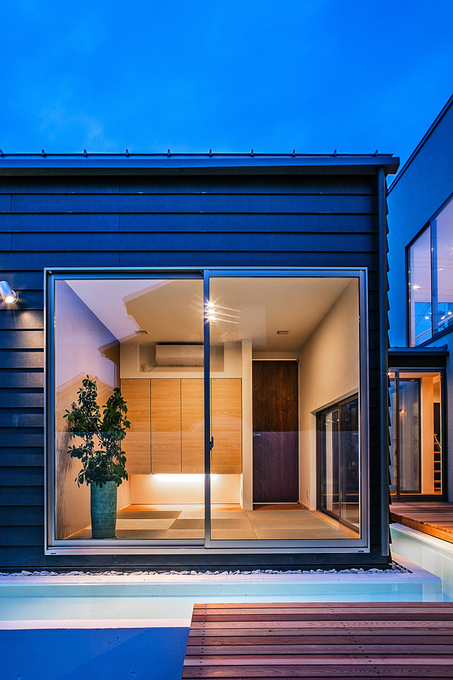 Inspiration for a contemporary courtyard patio in Kyoto.