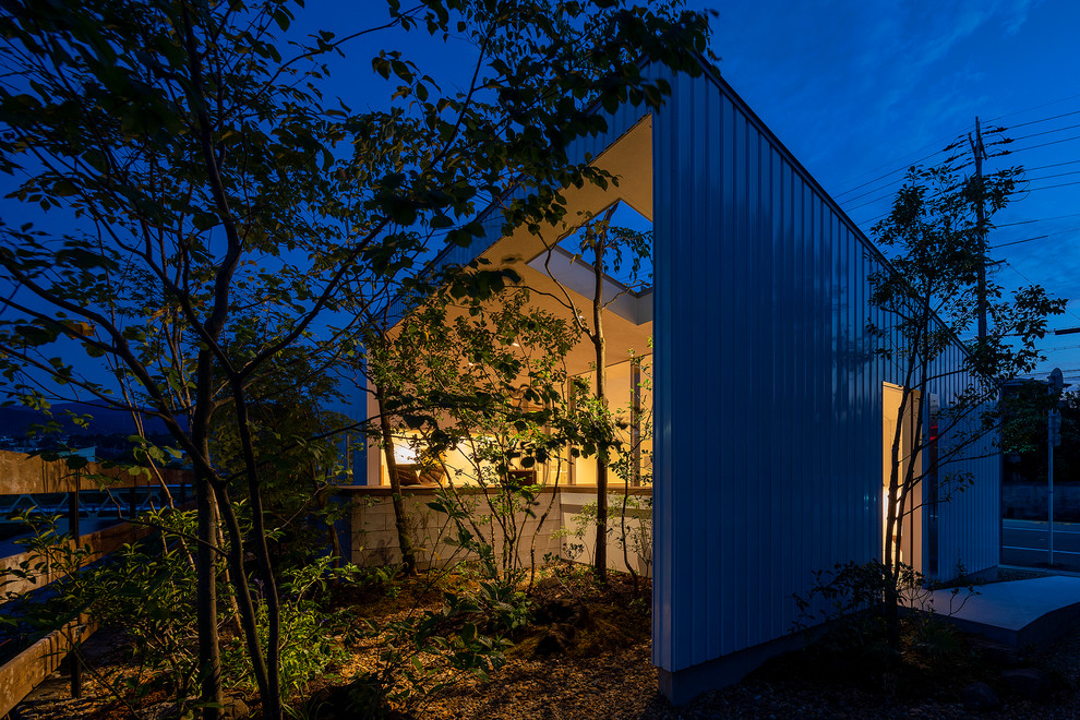 Foto di un patio o portico minimalista di medie dimensioni e dietro casa con pedane e un tetto a sbalzo