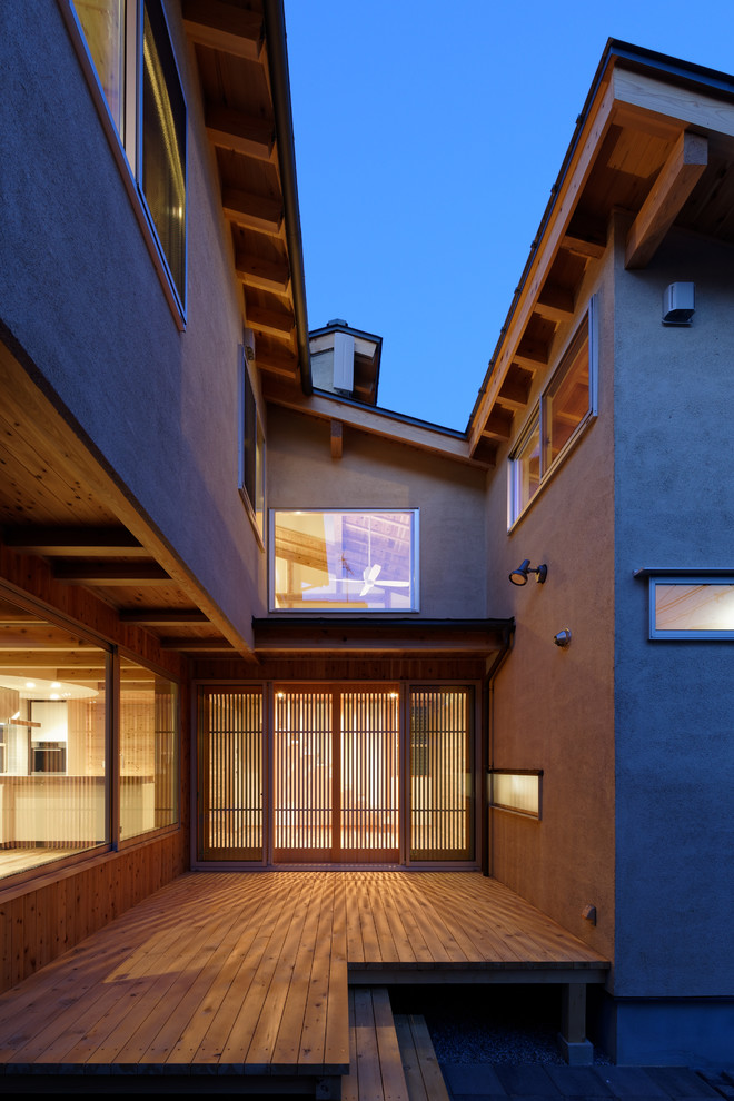 Свежая идея для дизайна: двор на внутреннем дворе в современном стиле с настилом без защиты от солнца - отличное фото интерьера