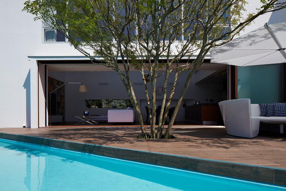 Свежая идея для дизайна: большой двор в современном стиле с фонтаном и настилом без защиты от солнца - отличное фото интерьера