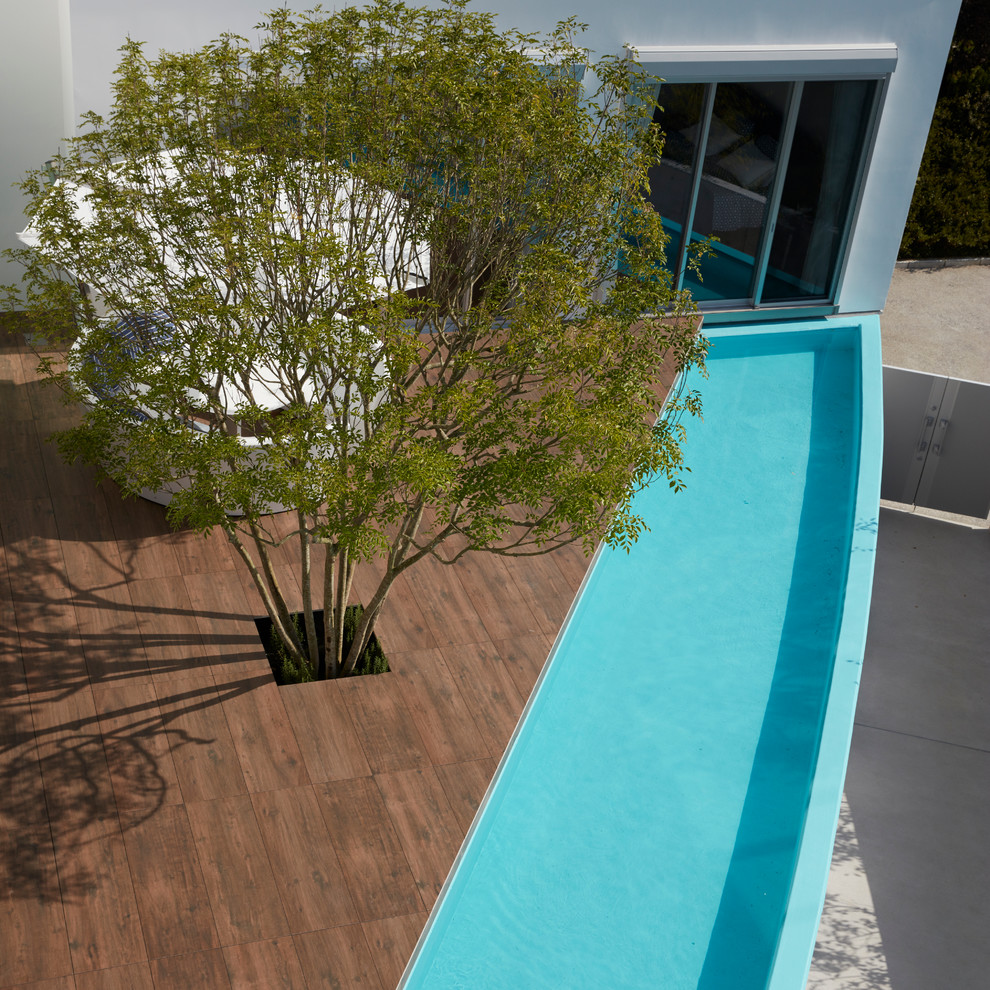 Diseño de patio grande sin cubierta con fuente y entablado
