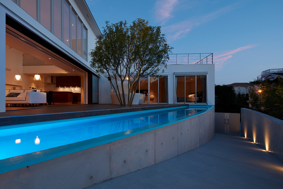 Идея дизайна: большой двор в современном стиле с фонтаном и настилом без защиты от солнца