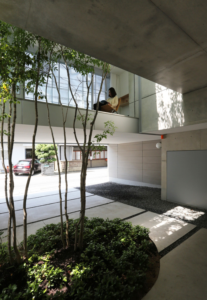 Idées déco pour une terrasse asiatique de taille moyenne avec une cour, des pavés en béton et aucune couverture.