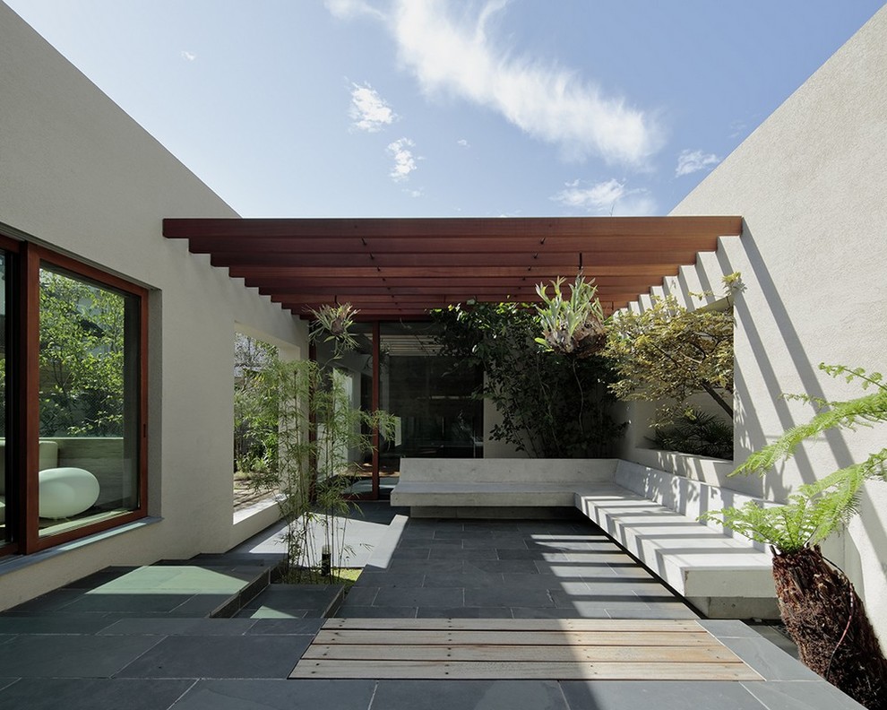 Свежая идея для дизайна: пергола во дворе частного дома на внутреннем дворе в стиле лофт - отличное фото интерьера