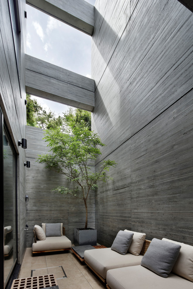 Idee per un grande patio o portico minimalista nel cortile laterale con piastrelle e nessuna copertura