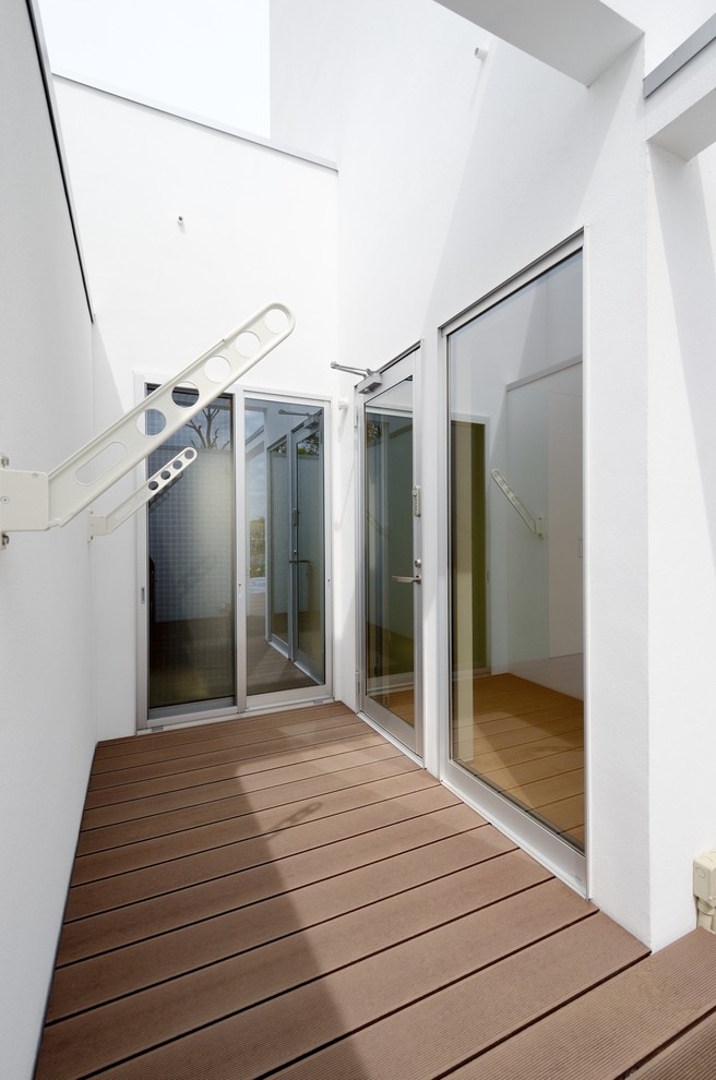 Стильный дизайн: двор на внутреннем дворе в стиле модернизм с настилом без защиты от солнца - последний тренд