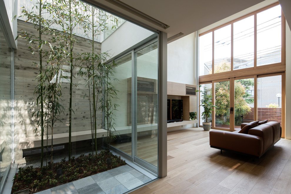 Inspiration for a contemporary courtyard patio in Osaka with no cover.