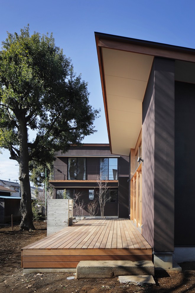 Стильный дизайн: большой двор на переднем дворе в стиле модернизм с летней кухней, навесом и настилом - последний тренд