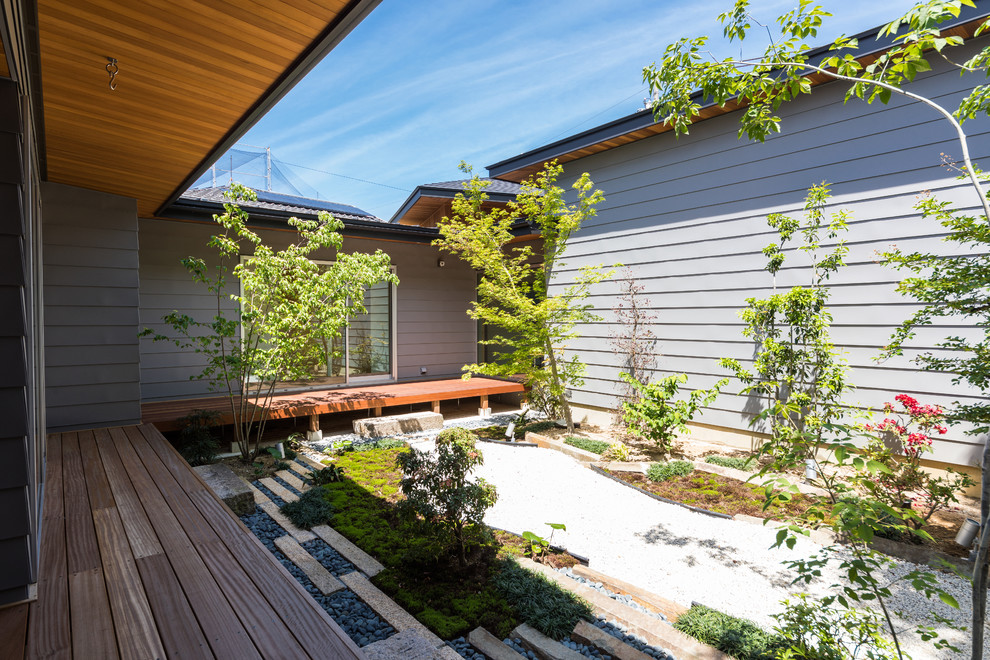 Exemple d'une terrasse nature avec une cour et une extension de toiture.