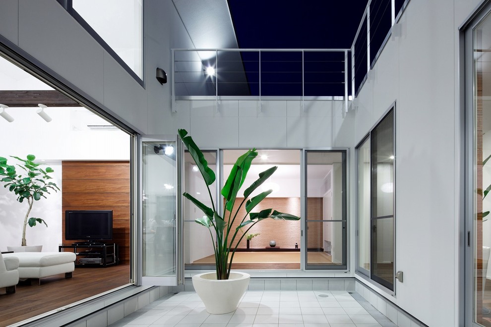 Стильный дизайн: двор на внутреннем дворе в стиле лофт - последний тренд
