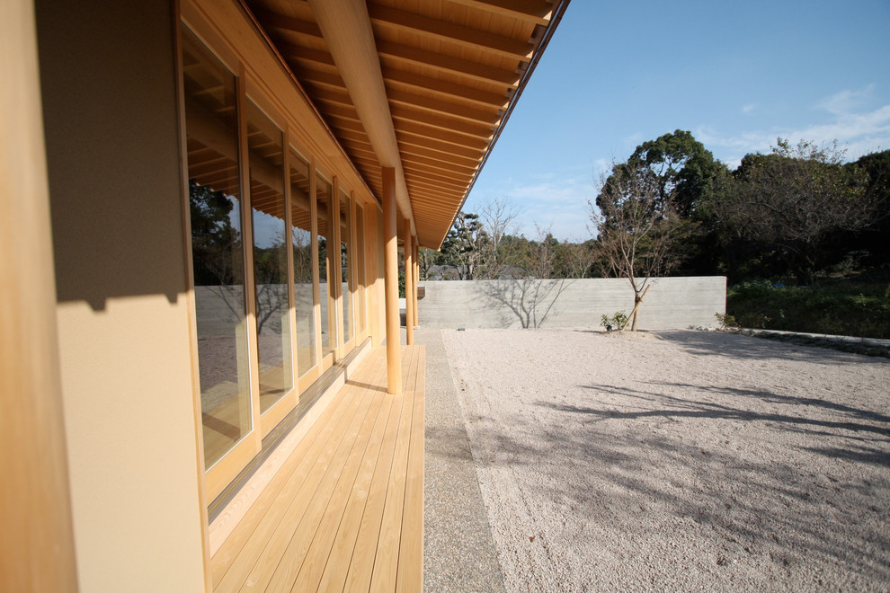 Diseño de patio de estilo zen pequeño en patio delantero y anexo de casas con entablado
