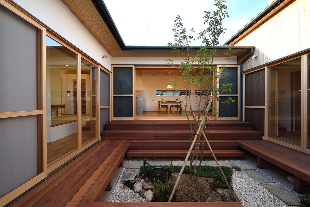 Пример оригинального дизайна: двор на внутреннем дворе в восточном стиле с настилом без защиты от солнца