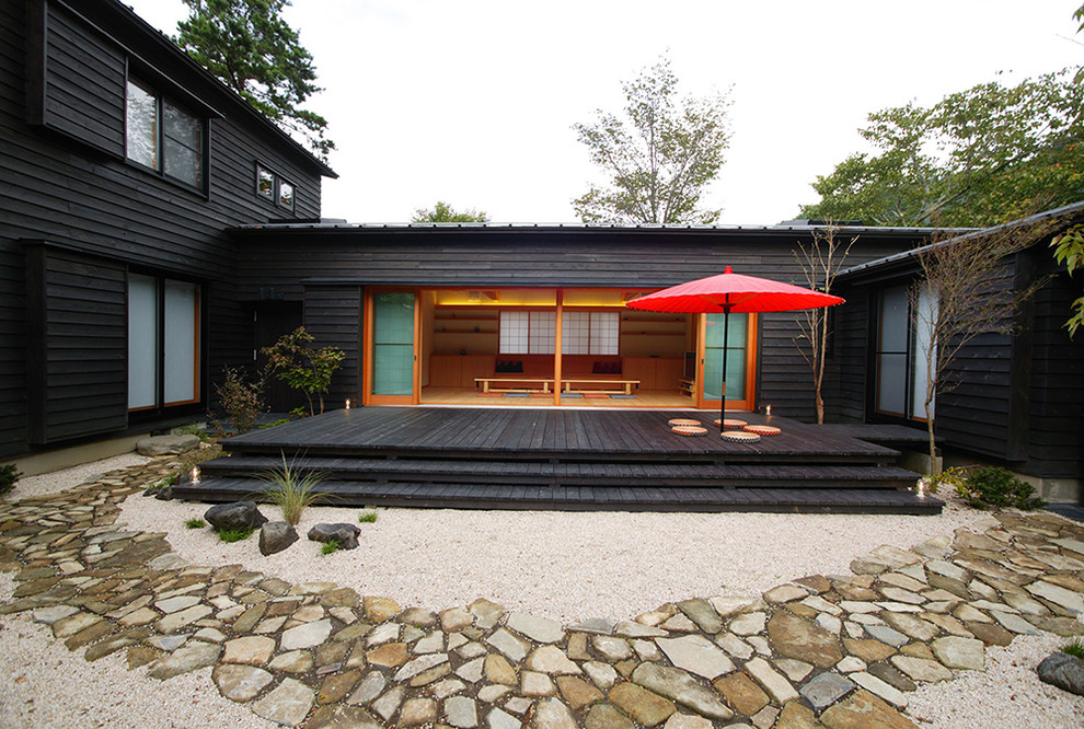 Cette photo montre une terrasse asiatique avec une cour et aucune couverture.