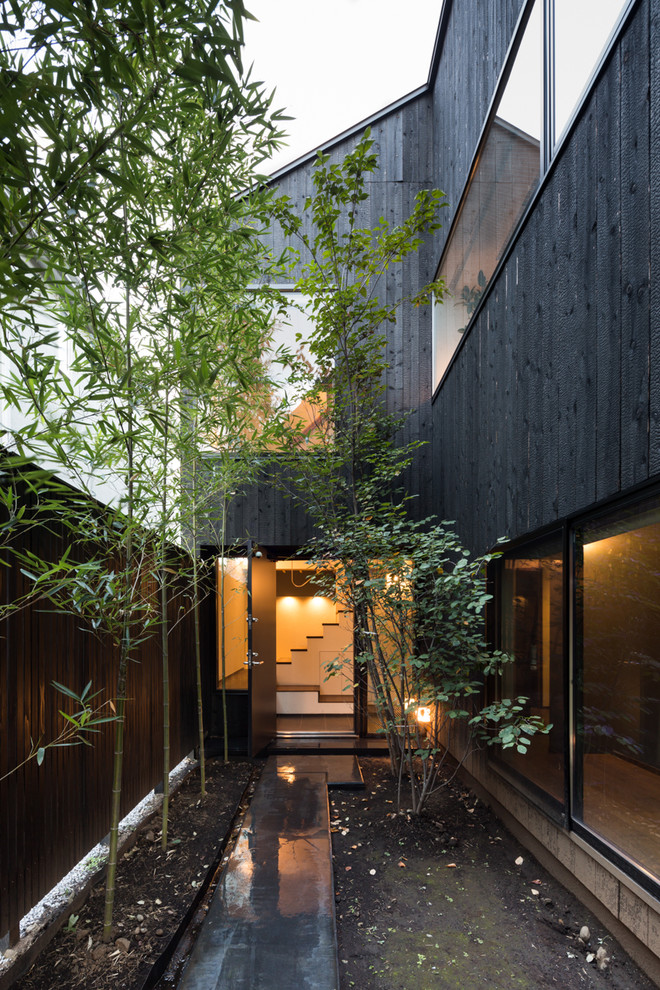 Kleiner, Unbedeckter Moderner Patio neben dem Haus in Tokio