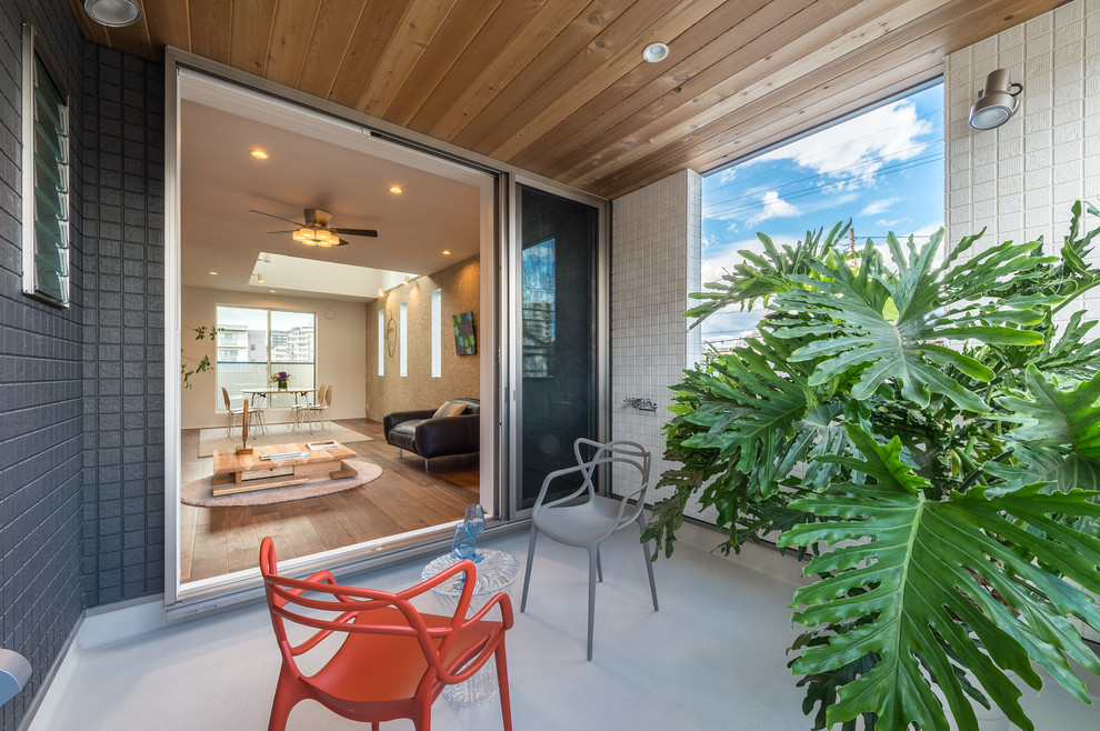 Свежая идея для дизайна: двор в восточном стиле с мощением тротуарной плиткой и навесом - отличное фото интерьера