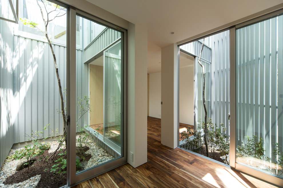 This is an example of a modern courtyard patio in Osaka with no cover.