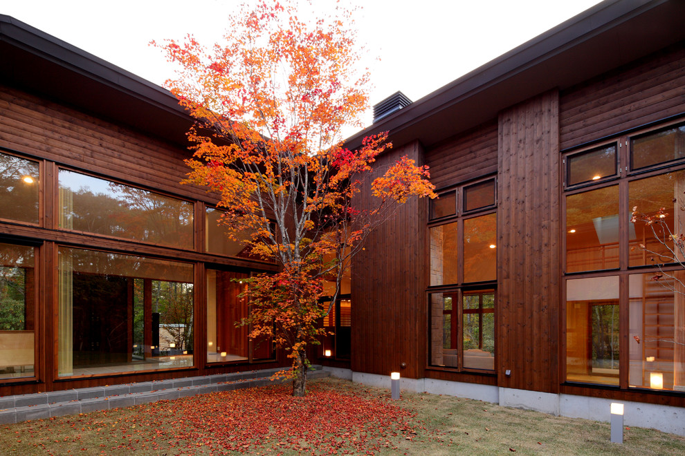 Стильный дизайн: большой двор на внутреннем дворе в стиле модернизм - последний тренд
