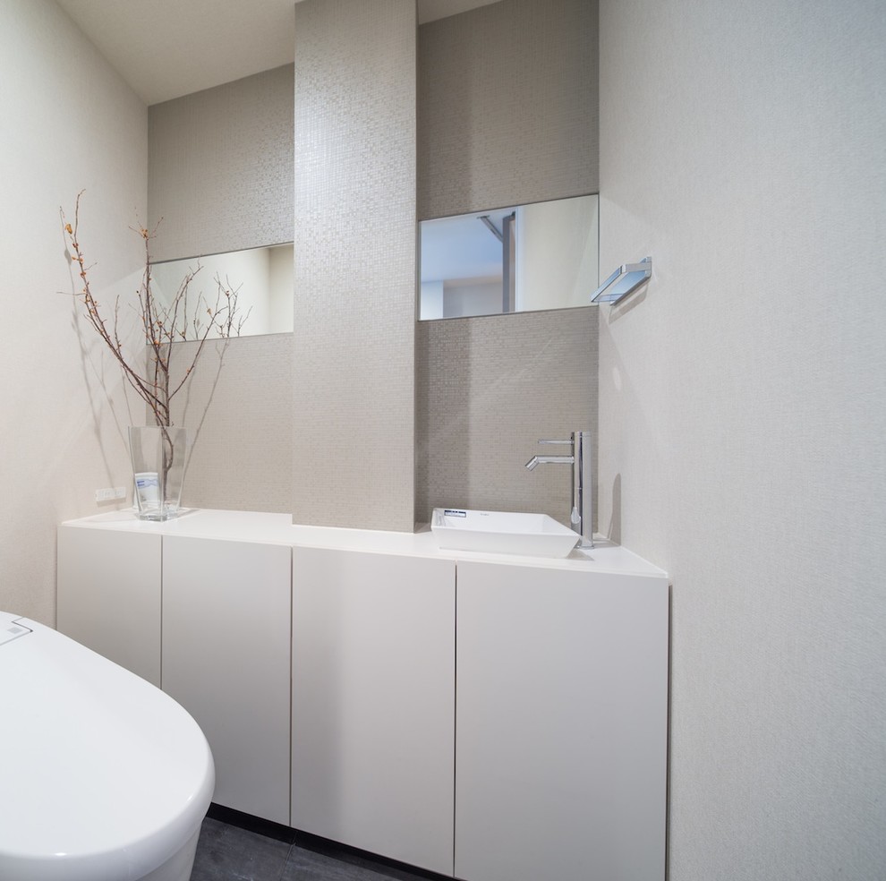 This is an example of a modern cloakroom in Fukuoka.