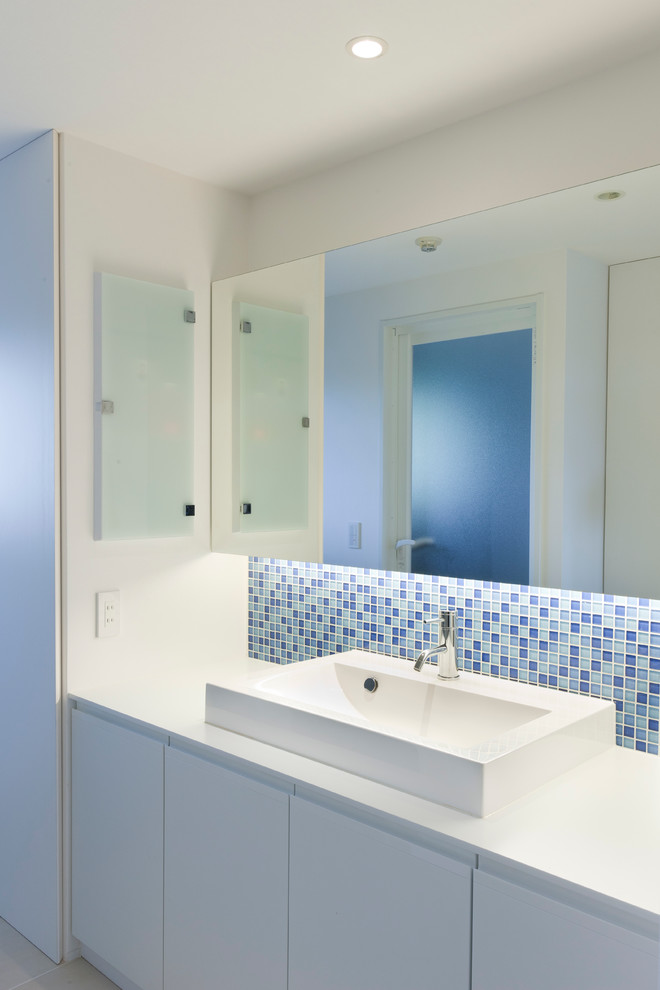 福岡にあるおしゃれなトイレ・洗面所 (フラットパネル扉のキャビネット、白いキャビネット、白い壁、ベッセル式洗面器) の写真
