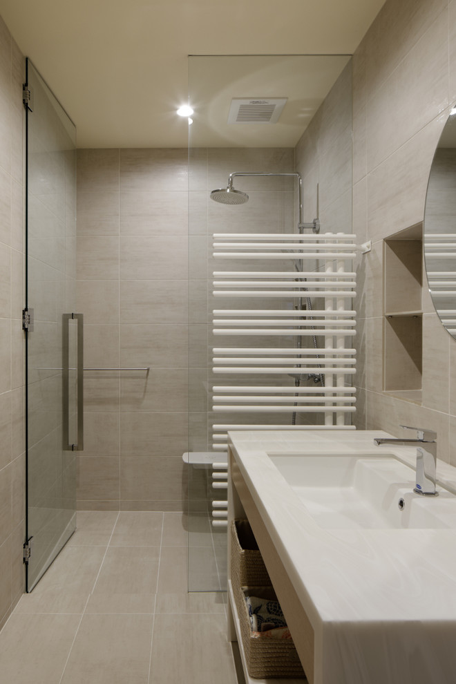 Стильный дизайн: ванная комната в стиле модернизм с открытыми фасадами, белыми фасадами, бежевой плиткой, керамической плиткой, бежевыми стенами, полом из керамической плитки, врезной раковиной, столешницей из искусственного камня, бежевым полом и белой столешницей - последний тренд