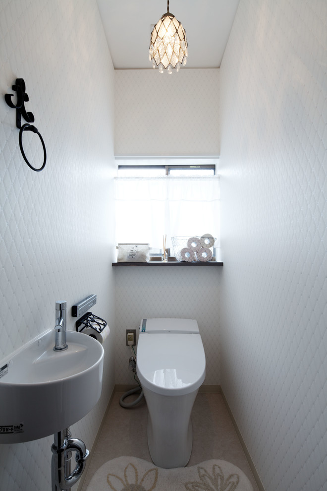 Источник вдохновения для домашнего уюта: туалет в скандинавском стиле с белыми стенами и консольной раковиной